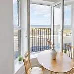 Glenholme With Sea Views And Balconies In North Yorkshire Apartmán